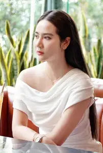 Huyen Lizzie Wows with Stunning Office Style: The Secret to Elegant Dressing Every Woman Should Learn!-9