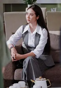 Huyen Lizzie Wows with Stunning Office Style: The Secret to Elegant Dressing Every Woman Should Learn!-2