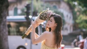 XVG No.1: Vietnamese Muse Blooms Beside a Colorful Flower Cart Elegance on City Streets [1000019847.jpg]-0