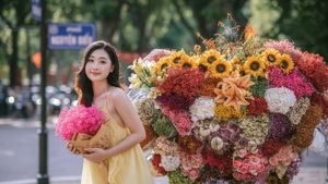 XVG No.1: Vietnamese Muse Blooms Beside a Colorful Flower Cart Elegance on City Streets [1000019847.jpg]-9