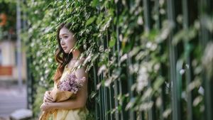 XVG No.1: Vietnamese Muse Blooms Beside a Colorful Flower Cart Elegance on City Streets [1000019847.jpg]-3