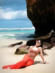 View Van Tiny: Ex-Hot Girl Shines as a Radiant Mermaid on Bali Beach-7