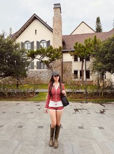 Huyen Baby Creates a Stir: Flat Waist and Glamorous Chic Style Captivate Every Gaze-6