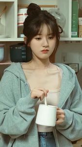 French Bangs Hairstyle Flaw Concealing Enhances Beautiful Girls Elegant Charm-3