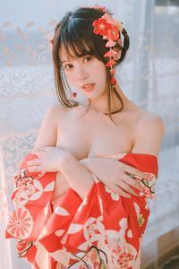 Coser Kanoko Chitanda Elegant Yukata Charm in a Cozy Indoor Setting 0003-9106387162-10