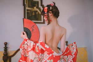 Coser Kanoko Chitanda Elegant Yukata Charm in a Cozy Indoor Setting 0003-9106387162-1