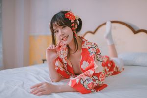 Coser Kanoko Chitanda Elegant Yukata Charm in a Cozy Indoor Setting 0003-9106387162-2