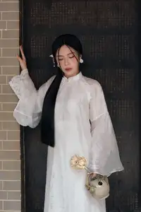 Elegant East Asian Beauty: Gentle Charm in Pristine Classic Attire 17639710-7