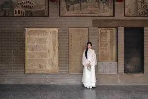 Elegant East Asian Beauty: Gentle Charm in Pristine Classic Attire 17639710-9