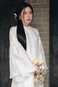 Elegant East Asian Beauty: Gentle Charm in Pristine Classic Attire 17639710-0