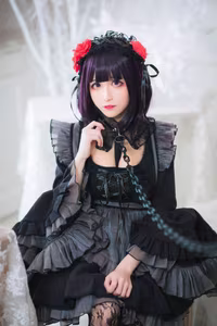 Coser Tomoyo Jiang as Kuroe Shizuku: Alluring Gothic Charm & Mysterious Elegance-2
