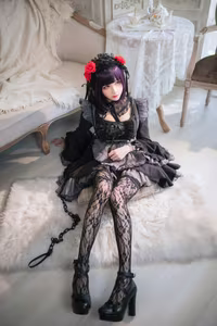 Coser Tomoyo Jiang as Kuroe Shizuku: Alluring Gothic Charm & Mysterious Elegance-11