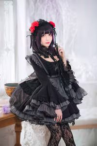 Coser Tomoyo Jiang as Kuroe Shizuku: Alluring Gothic Charm & Mysterious Elegance-12