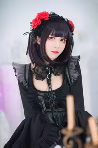Coser Tomoyo Jiang as Kuroe Shizuku: Alluring Gothic Charm & Mysterious Elegance-6