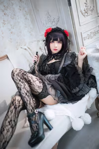 Coser Tomoyo Jiang as Kuroe Shizuku: Alluring Gothic Charm & Mysterious Elegance-0