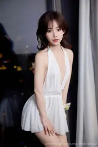 XiuRen No.10584: Zhi Zhi's Alluring Elegance in a Chic White Mini Dress-13