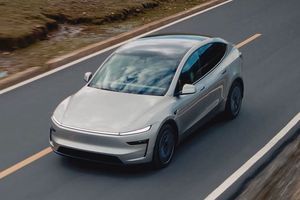 First Look: Tesla Model Y L 2025 in China – Featuring 3 Rows and Advanced EV Tech-8