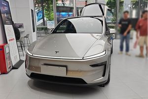 First Look: Tesla Model Y L 2025 in China – Featuring 3 Rows and Advanced EV Tech-6