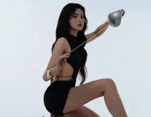 Ngo Thi Huong: Vietnam's Fencing Beauty Queen Radiates with Prestigious Gold Medal-1