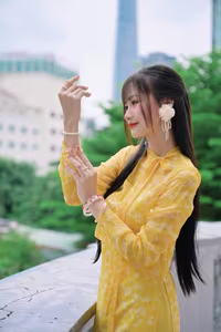 VGU No.105: Vietnamese Girl in Yellow Áo Dài Shines in Modern City – Captivating Beauty-1