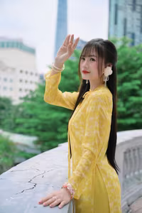 VGU No.105: Vietnamese Girl in Yellow Áo Dài Shines in Modern City – Captivating Beauty-7