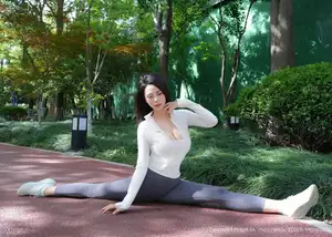 XiuRen No.10595: Captivating Mei Gui Wo Ai Ni's Graceful Beauty in a Relaxing Outdoor Moment-13