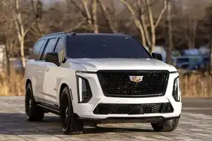 Stunning Cadillac Escalade ESV 2025: The Ultra-Luxury SUV Pricier Than Lamborghini Urus!-4